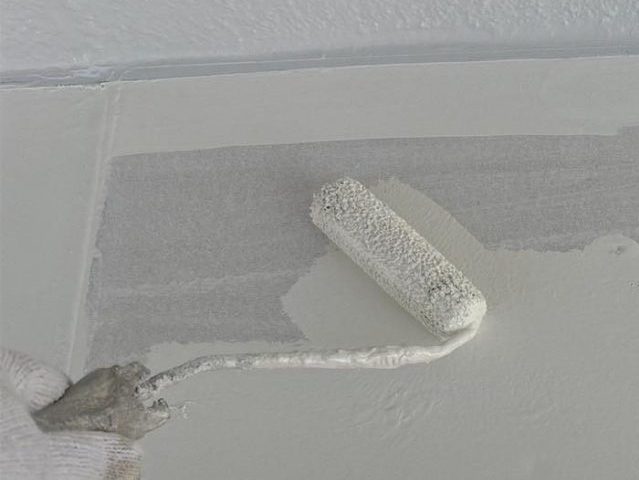 姫路市の塗装工事における庇の中塗り